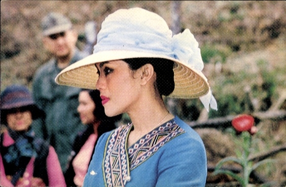 Postcard Queen Sirikit of Thailand, portrait, profile view