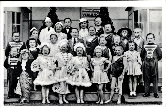 Postcard CH Schäfers Circus Stadt Liliput, costumes, group photo, midgets