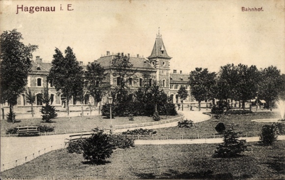 Postcard Hagenau i. Elsass, area at the train station, park, fountain