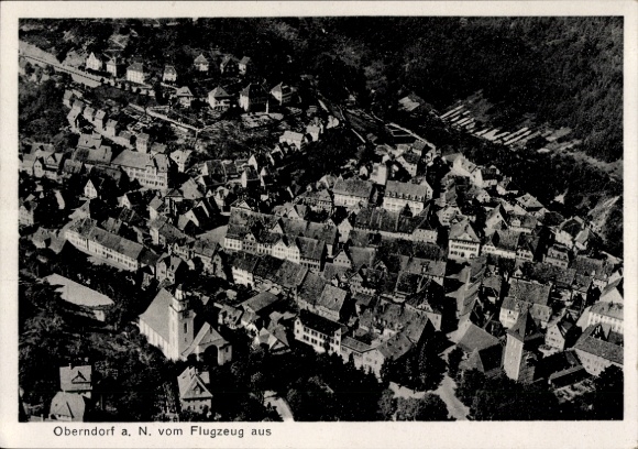 Ak Oberndorf am Neckar, Luftaufnahme von Oberndorf, zahlreiche Dächer, Kirche vorne links