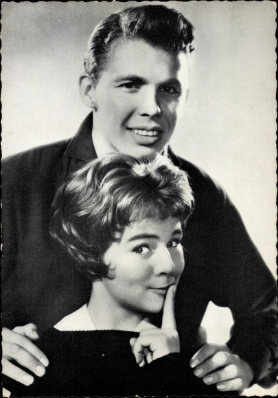 Ak Acteurs Peter Kraus en Conny, Portret