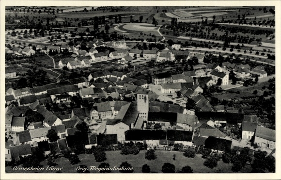 Ak Ormesheim Mandelbachtal im Saarland, Luftaufnahme von Ormesheim, Häuser, Kirche, Straßen, Land