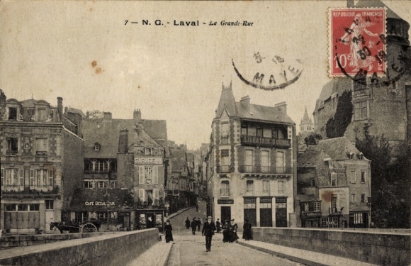 Ak Laval Mayenne, Straße mit Gebäuden, Café Deal, Garage, Republikanische Symbolik, Menschen