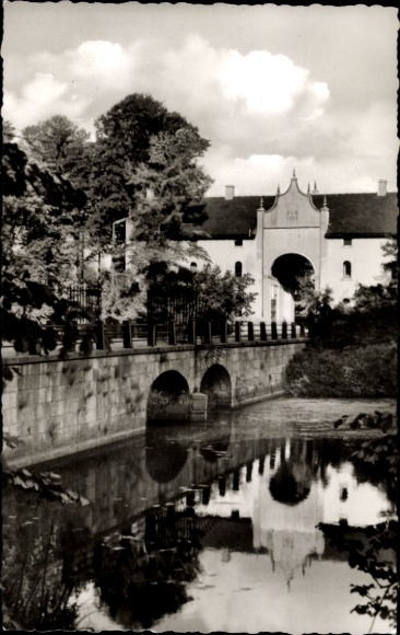 Ak Ahrensburg in Holstein, Torhaus, Schlossbrücke