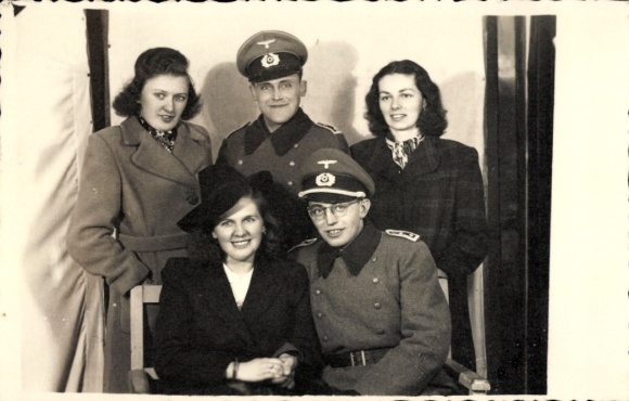 Photo Wehrmacht soldiers in uniform with women, portrait 1945