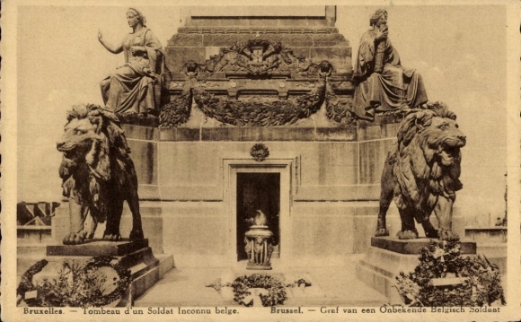 Postcard Bruxelles Brussels, tomb of an unknown Belgian soldier, lion figures, statue