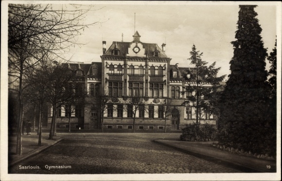 Postcard Saarlouis in Saarland, street section with a view of the grammar school, frontal view