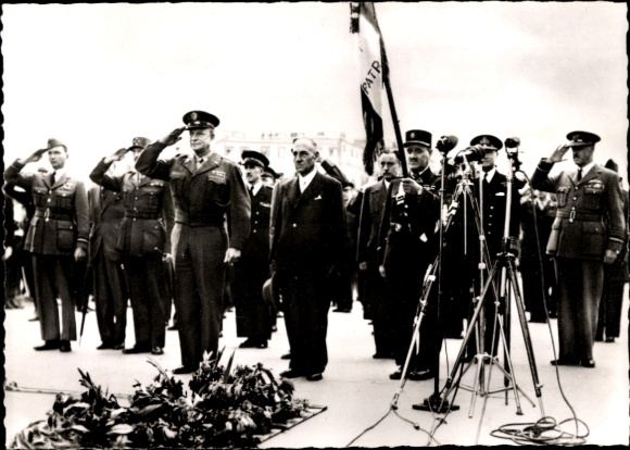 Postcard Liberation of Paris, General Eisenhower at the Tomb of the Unknown Soldier