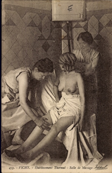 Postcard Vichy Allier, Etablissement Thermal, Salle de Massage