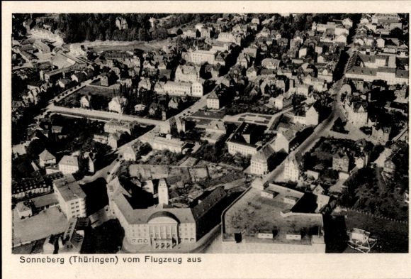 Ak Sonneberg in Thüringen, Luftaufnahme von  Stadtansicht, Spielwarenstadt