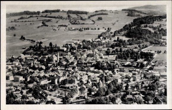 Ak Miesbach in Oberbayern, Luftaufnahme von  Landschaft, Stadtansicht