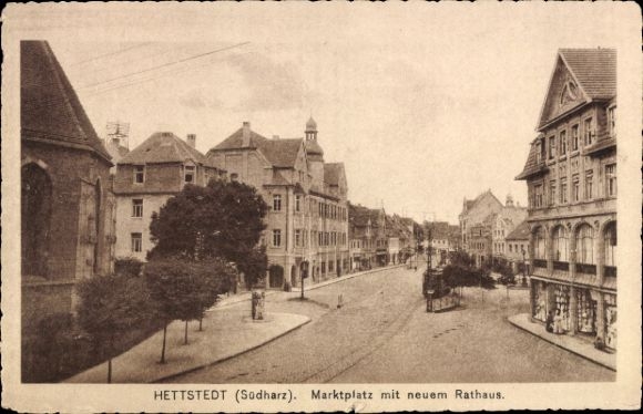 Ak Hettstedt im Südharz, Marktplatz mit neuem Rathaus,  Architektur, ruhige Straße