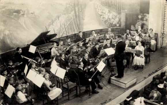 Foto Ak Dresden, Orchester mit Dirigent auf einer Bühne