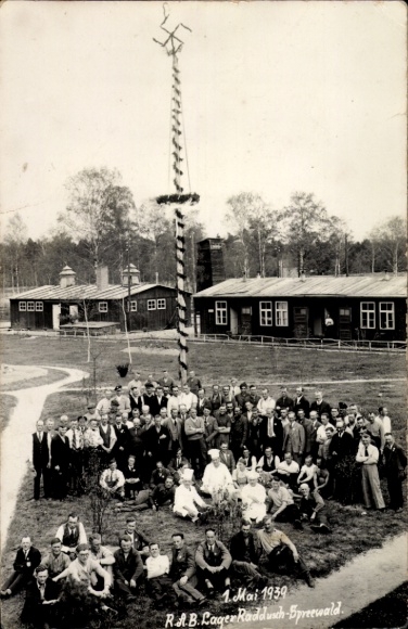 Photo Postcard Raddusch Vetschau in the Spreewald, Reich Labor Service camp, group photo, Maypole 1 May 1939