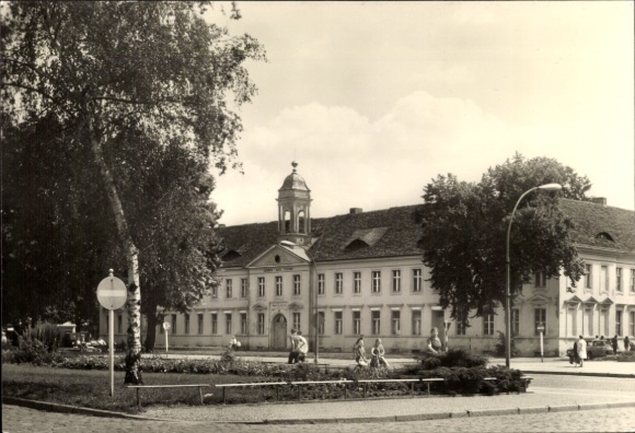 Ak Neuruppin in Brandenburg, Historisches Gebäude, Bäume, Strasse, Radfahrer, Himmel