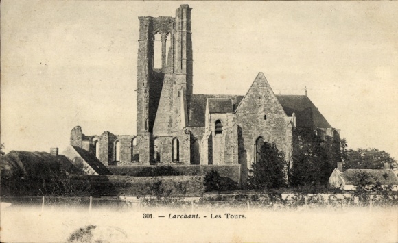 Postcard Larchant Seine-et-Marne, Les Tours, church, destroyed