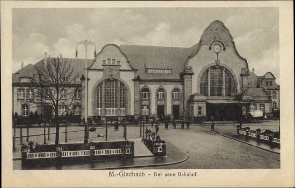 Ak Mönchengladbach in Nordrhein Westfalen, Der neue Bahnhof, Straßenseite