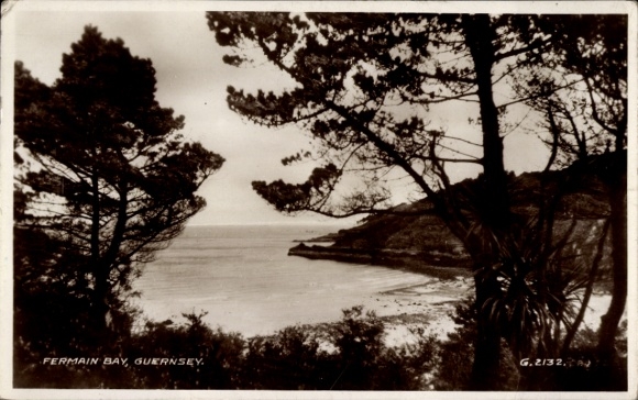Ak Kanalinsel Guernsey, Fermain Bay,  Küstenlandschaft, Bäume, Schwarz-Weiß-Foto