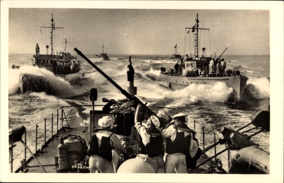 Postcard German warships, minesweepers, Kriegsmarine, sailors at the stern gun