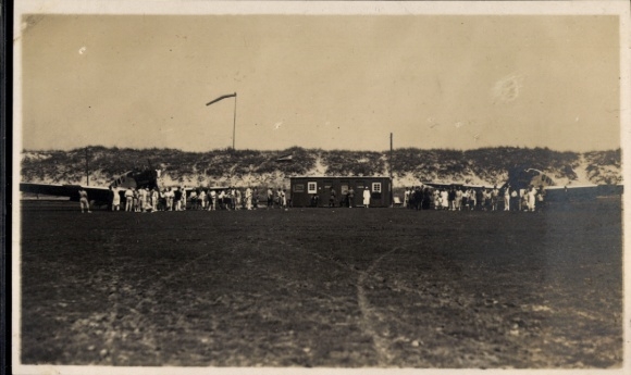 foto Ak Wangerooge, vliegveld 1925, afhandelingsbarakken, airbag op de duinen