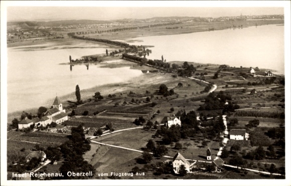 Ak Oberzell Insel Reichenau im Bodensee, Luftaufnahme der  Blick vom Flugzeug