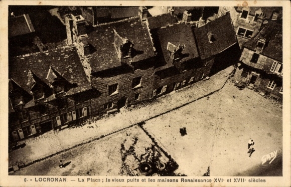 Postcard Locronan Finistère, Place, houses from the 16th and 17th century, old fountains
