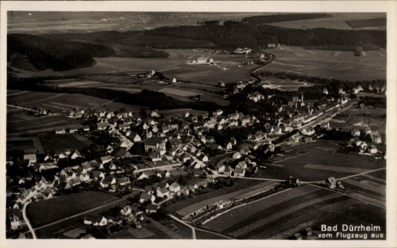 Ak Bad Dürrheim im Schwarzwald, Luftaufnahme, Häuser, Felder, Wald, Flugzeugperspektive