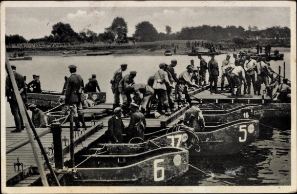 Ak Deutsche Wehrmacht, Pioniere beim Bau einer Schiffsbrücke