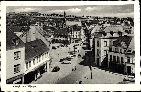 KP Mayen w Eifel, ulica, wieża kościelna, parking, sklepy