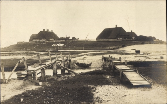 Foto Ak Wyk auf Föhr Nordfriesland, Brücke, Reetdachhäuser