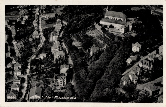 Ak Fulda in Hessen, luchtfoto van stadsgezicht, groen landschap, gebouwen