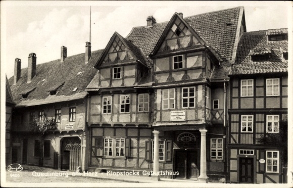 Ak Quedlinburg in het Harzgebergte, geboorteplaats van Klopstock, vakwerkarchitectuur,