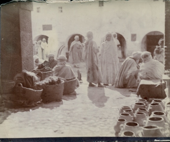 Photo around 1900, Algeria ?, market, Arab traders, clay jars, baskets