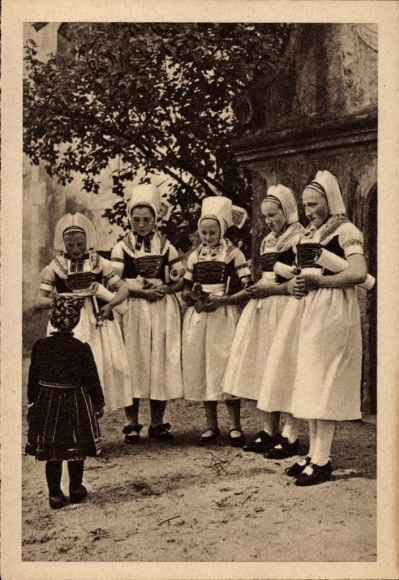PC Groß Düben Schleife in Upper Lusatia, Wendish costume, women in traditional clothing, C