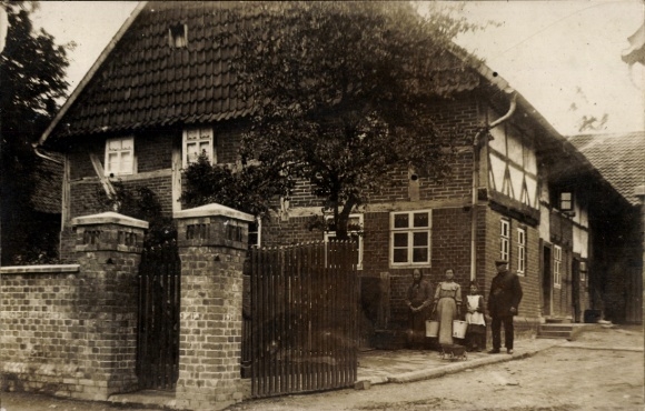 Photo Postcard Schellerten in Lower Saxony, people in front of a residential building