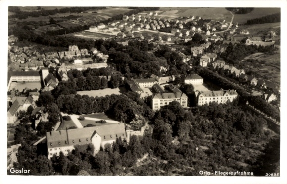 Ak Goslar am Harz, Luftaufnahme von   Architektur, umliegende Landschaft