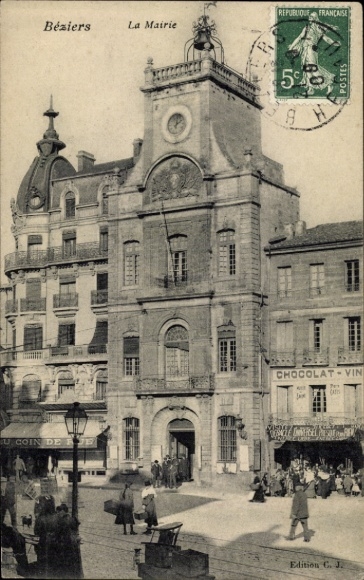 Postcard Béziers Hérault, town hall, people on the street, chocolate wine, French text