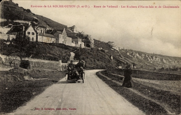 Ak La Roche Guyon Val d'Oise, Blick von der Straße