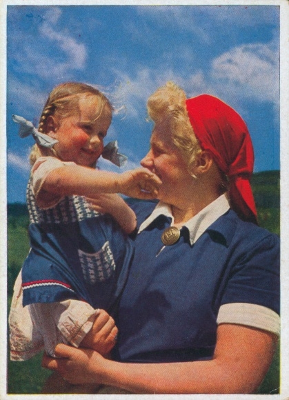 Ak Reichsarbeitsdienst für die weibliche Jugend, Arbeitsmaid mit Bauernkind, herzliche Freundschaft