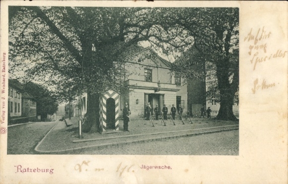 Ak Ratzeburg im Herzogtum Lauenburg,  Jägerwache, Baudetail, Bäume, Menschen, Wache, Gebäude