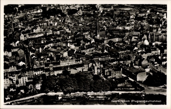 Ak Saarbrücken im Saarland, Luftaufnahme von  Wohngebäude, Stadtansicht