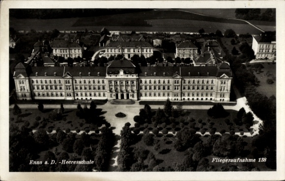 Postcard Enns in Upper Austria, pilot photo of the army school, barracks