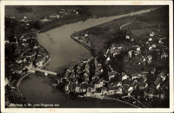 Ak Laufenburg am Hochrhein Kreis Waldshut, Totalansicht der Ortschaft, Fliegeraufnahme