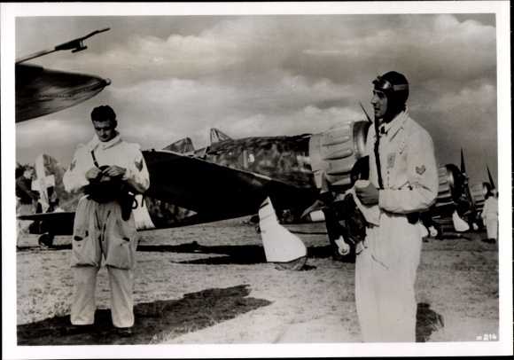 Photo Hoffmann, Heinrich, Italian fighter pilots on a field airfield in Romania, August 1941