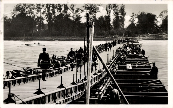 Ak Deutsche Wehrmacht, Kriegsbrücke der Pioniere