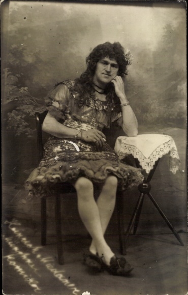 Foto Ak Münchner Komiker und Travestiekünstler Heinrich, Sitzportrait, Kleid, Zigarette
