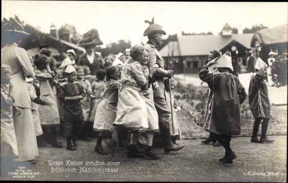 PC Kaiser Wilhelm II in the midst of a happy group of girls, Gustav Liersch 4231