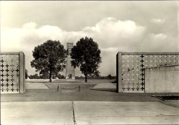 Postcard Sachsenhausen Oranienburg in the district of Oberhavel, memorial trees, view from the entrance