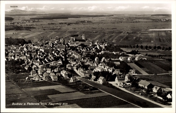 Ak Bad Buchau am Federsee Oberschwaben, Luftaufnahme von  viele Häuser, Landschaft