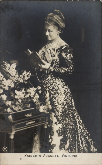 Postcard Empress Auguste Viktoria with book, standing portrait